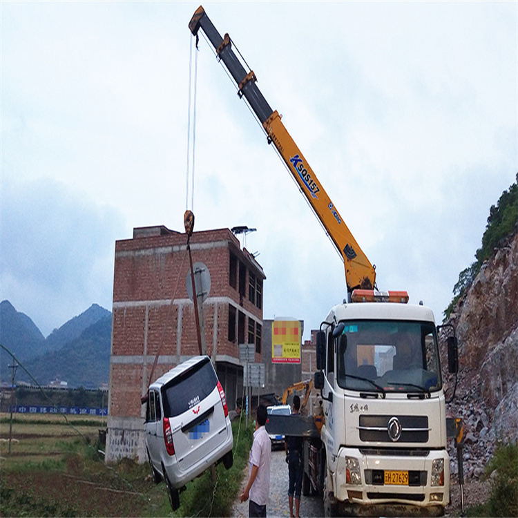 西宁道路交通事故救援吊装案例